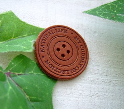 画像1: [Φ30mm]革・ボタン型タグ（チョコ茶）  